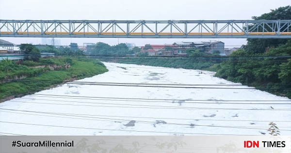 Potret Kali Bekasi Dipenuhi Busa Akibat Pembuangan Limbah