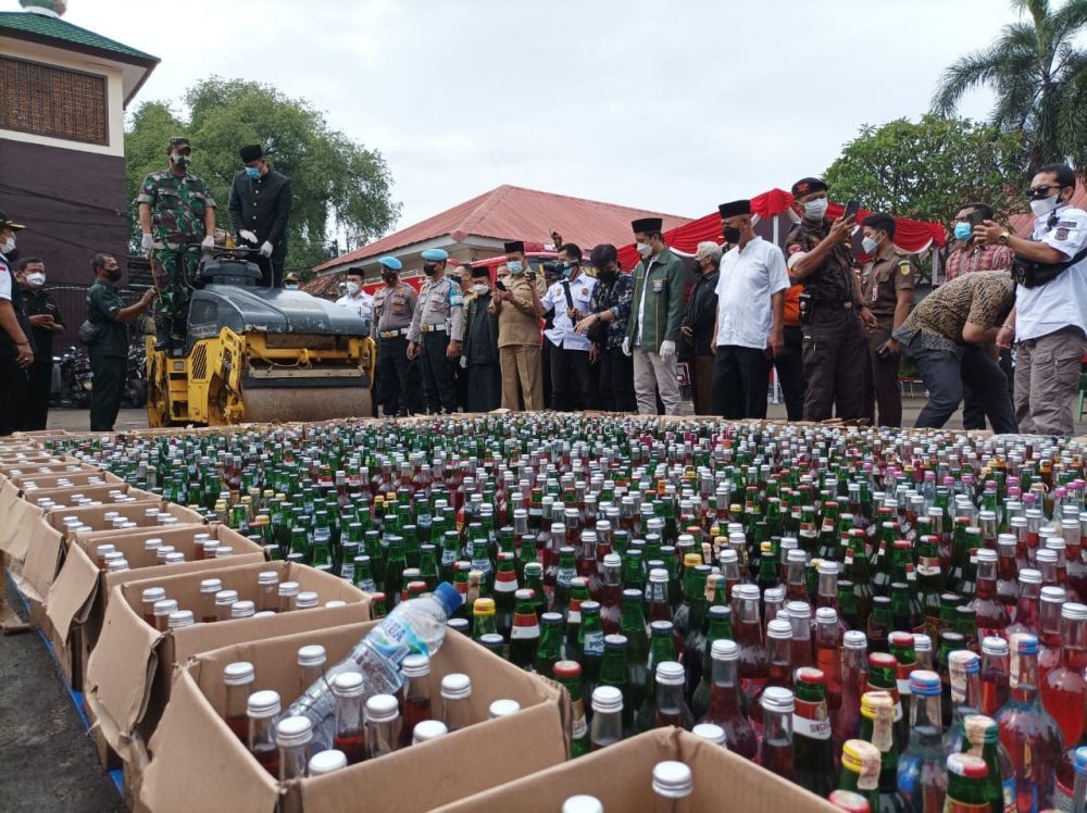 Polisi Musnahkan Narkoba dan Ribuan Botol Miras di Bekasi