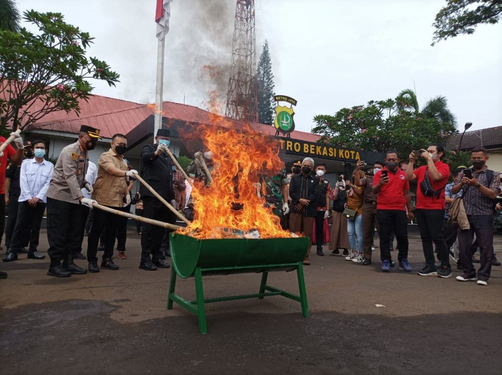 Polisi Musnahkan Narkoba dan Ribuan Botol Miras di Bekasi