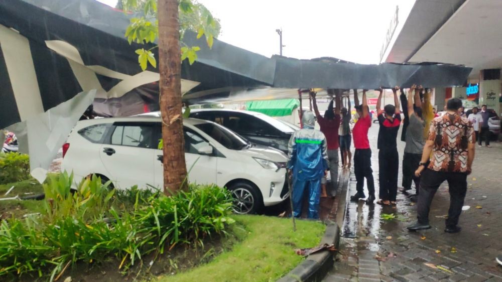 Akibat Angin Kencang, Mobil di Kediri Tertimpa Baliho