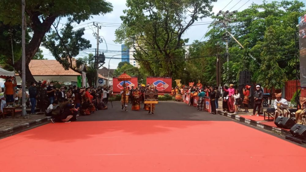 Ragam Pakaian Adat Nusantara di Parade Budaya Makassar