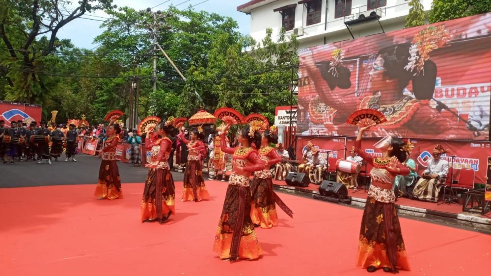 Ragam Pakaian Adat Nusantara di Parade Budaya Makassar