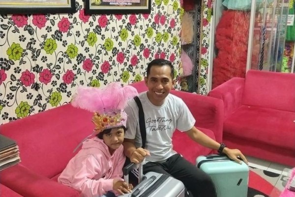 Senangnya Pak Ribut dan April Berangkat ke Jakarta