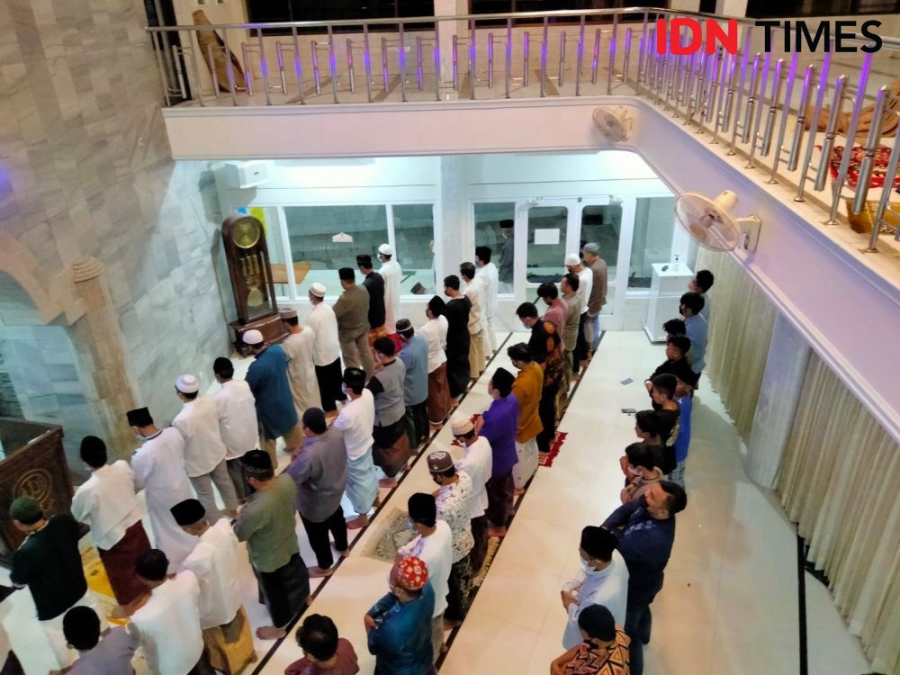 Suasana Khidmat Salat Tarawih Pertama di Masjid Muhammadiyah