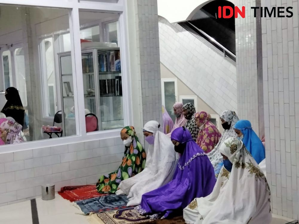 Suasana Khidmat Salat Tarawih Pertama di Masjid Muhammadiyah