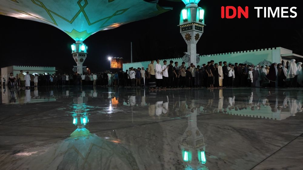 Sempat Hujan, Warga Antusias Salat Tarawih di Masjid Raya Banda Aceh 