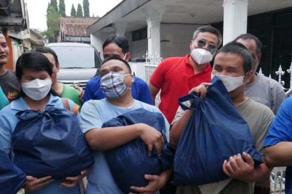 Gubernur Jabar Beri 180 Paket Sembako ke Terapis Disabilitas Netra