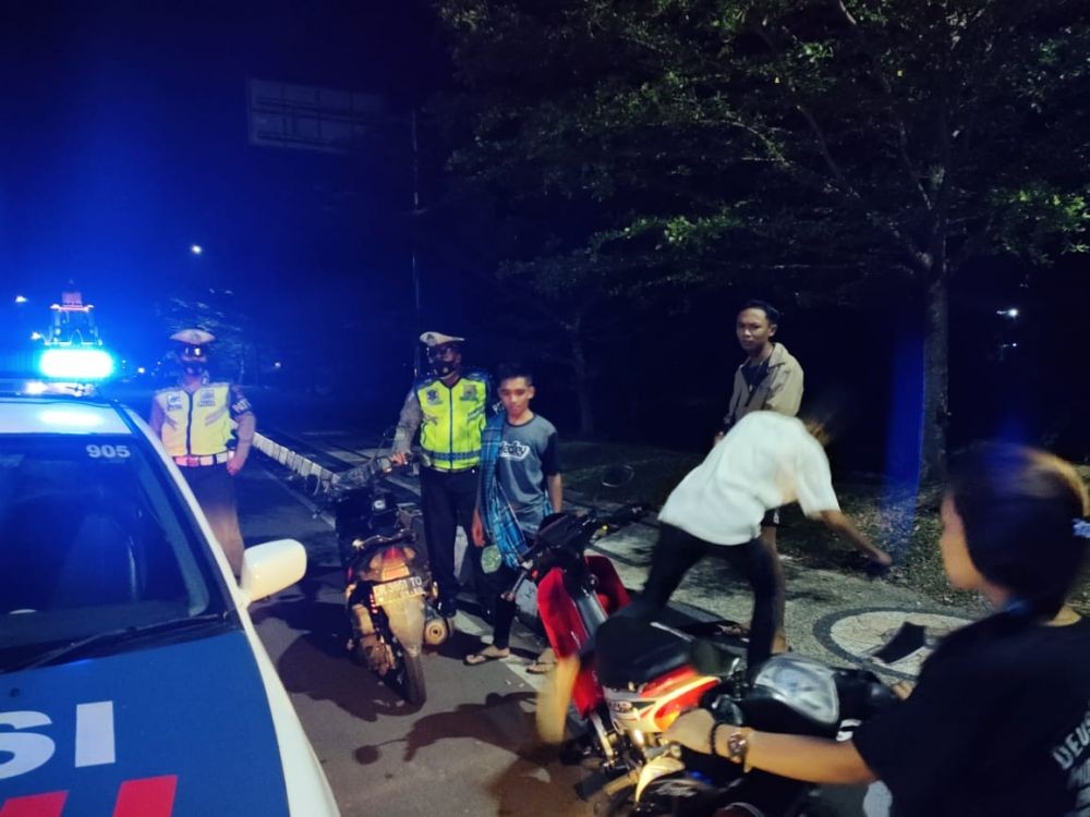 Polisi Tertibkan Motor dengan Knalpot Bising di Lombok Barat