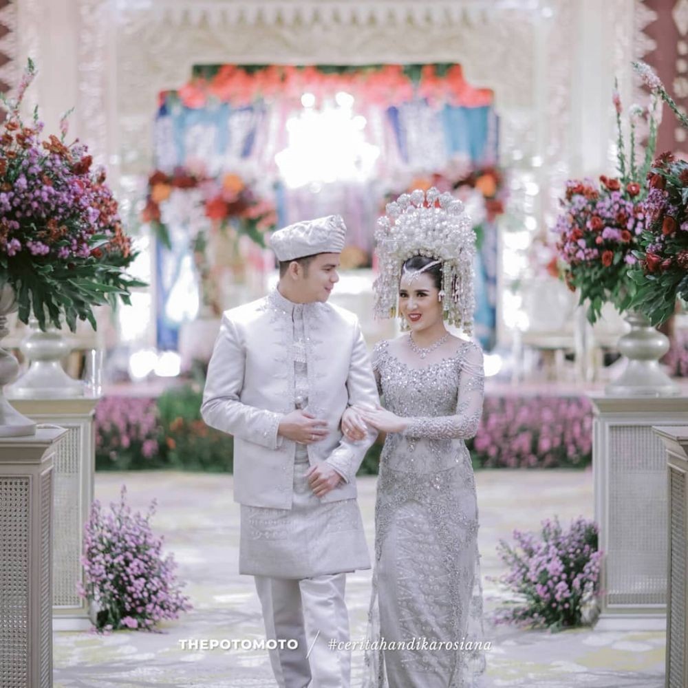 Inspirasi Kebaya Warna Silver, Mewah di Berbagai Acara