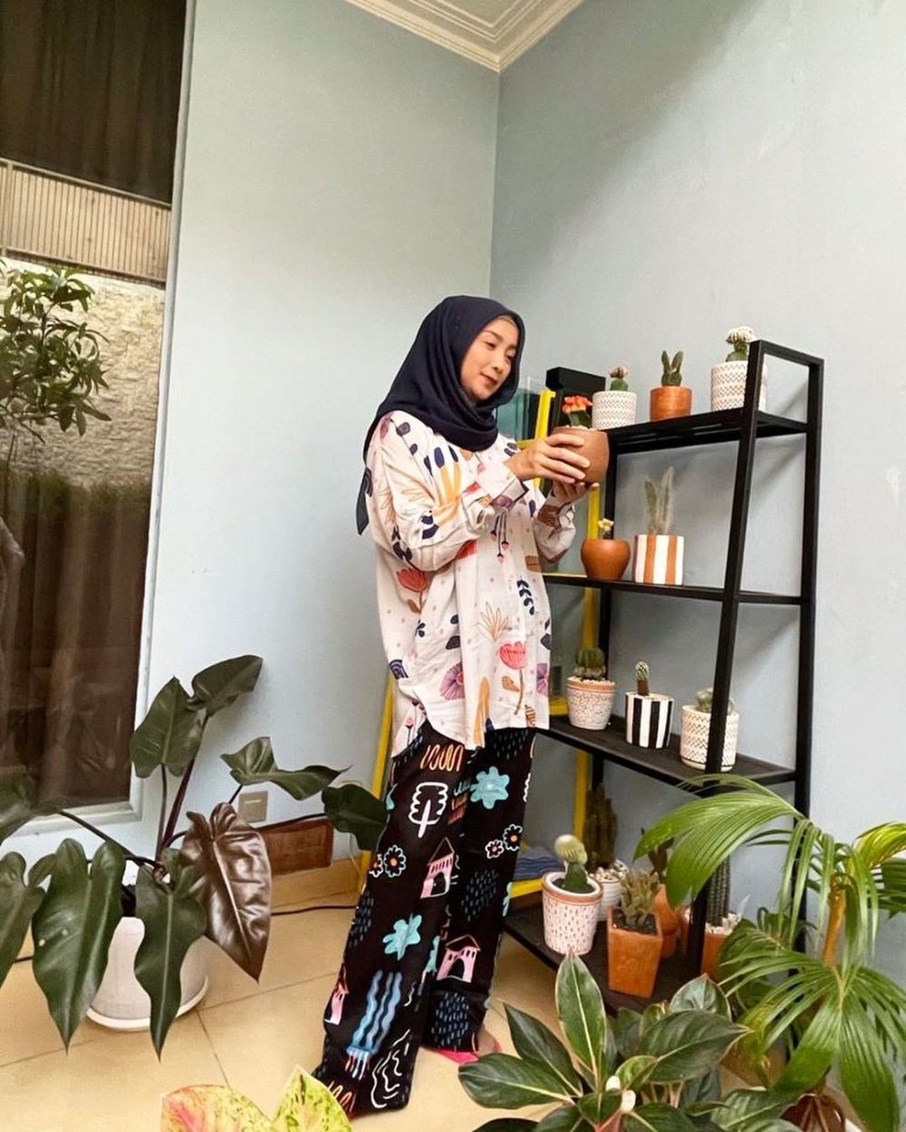 9 OOTD Hijab ala Desy Ratnasari yang Mudah Banget Disontek