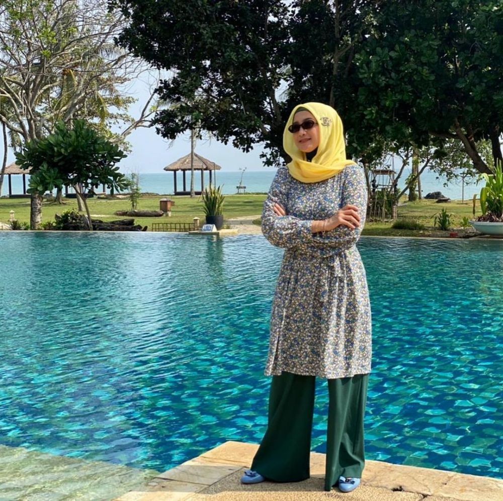 9 OOTD Hijab ala Desy Ratnasari yang Mudah Banget Disontek