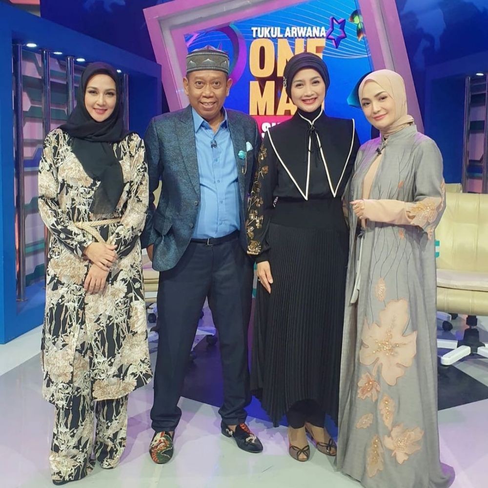 9 OOTD Hijab ala Desy Ratnasari yang Mudah Banget Disontek