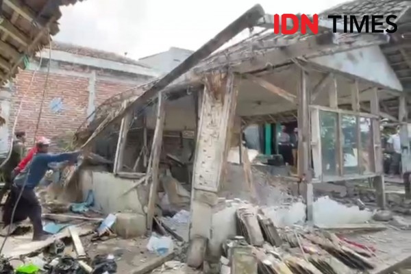Sengketa dengan Polda Jabar, Lima Rumah di KBB Dirobohkan