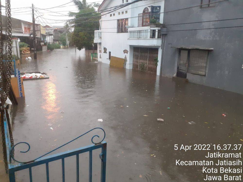 Bekasi Diguyur Hujan Deras, 11 Titik Terendam Banjir