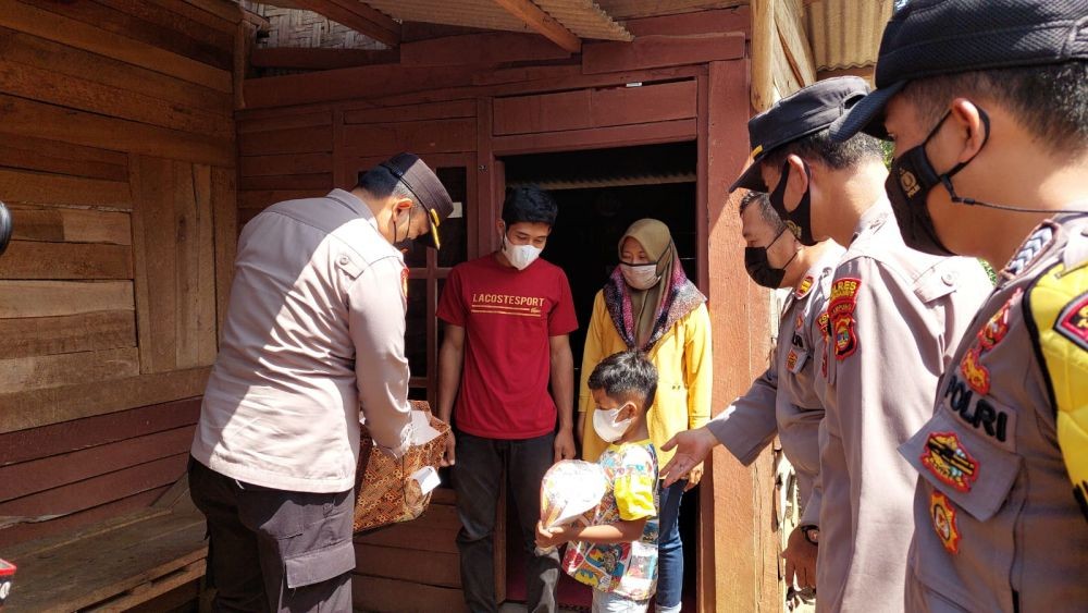 Bocah Tanggamus Derita Kelainan Mata Terima Donasi Kapolda Lampung
