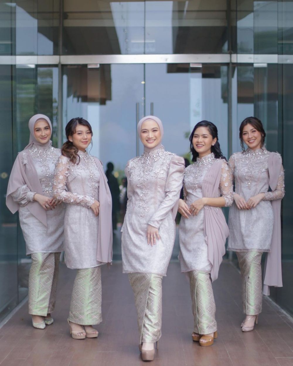 Inspirasi Kebaya Seragam Untuk Bridesmaid, Serasi Dipandang