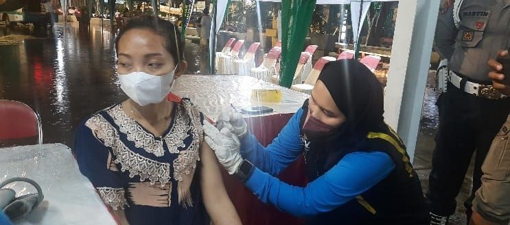 Booster Jadi Syarat Mudik, Warga Semarang Ikut Vaksinasi di Alun-alun Kauman 