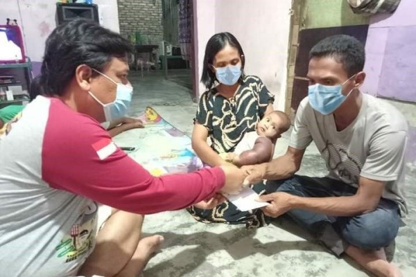 CBR Club Batu Bara Santuni Bayi 5 Bulan Penderita Kanker