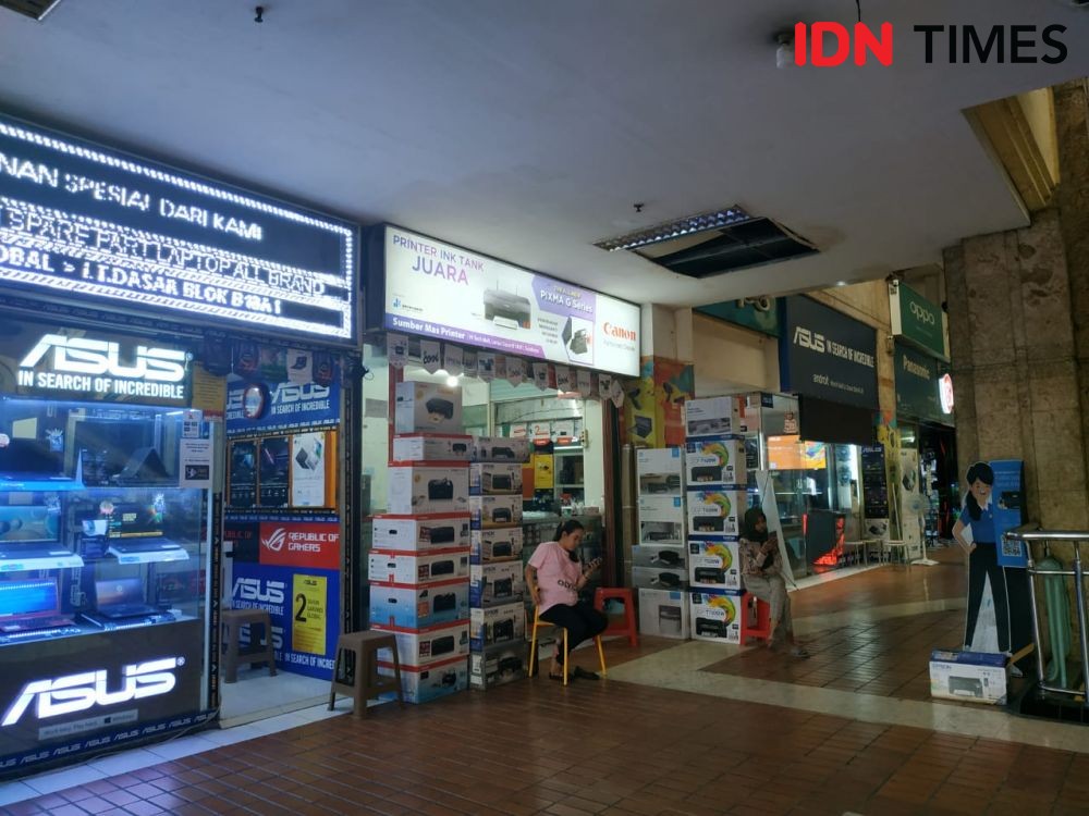Sambatan Pedagang di Pusat IT Terbesar di Surabaya