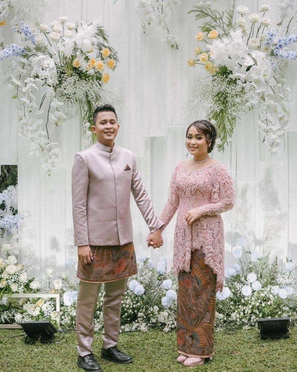 10 Ragam Kebaya Warna Pastel Untuk Lamaran, Bikin Naksir!