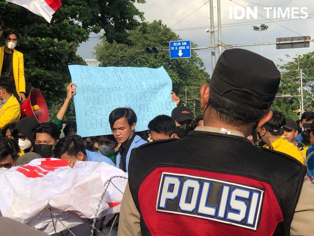Kapolrestabes Palembang Bantah Tertabrak Mobil Saat Demo Mahasiswa