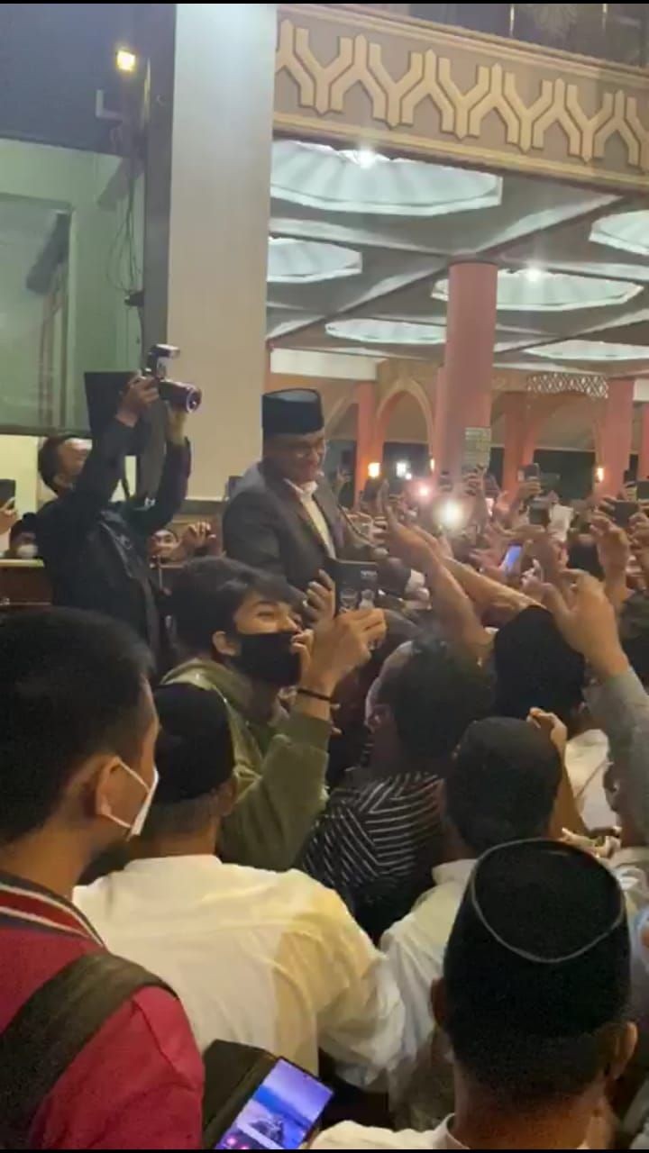 Anies Baswedan Ceramah di Masjid UGM, Teriakan Presiden Menggema