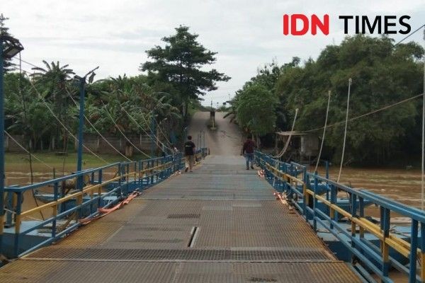 Pengusaha Jembatan Apung di Karawang Beli Mobil Sport Pakai Uang Koin