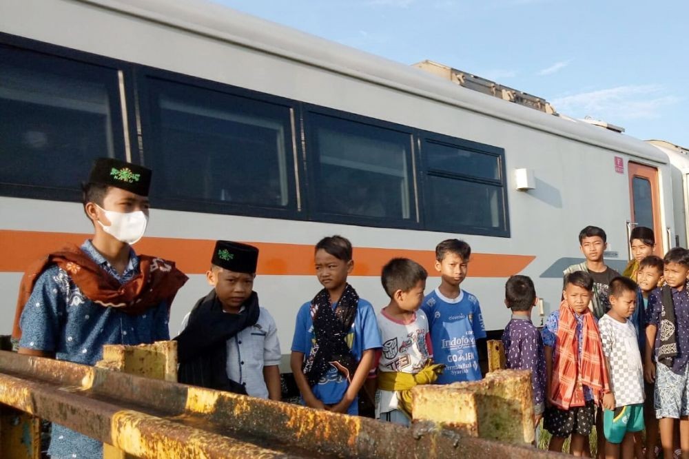 Kecelakaan Tinggi, Warga Ngabuburit Rel KA Didenda Rp15 Juta