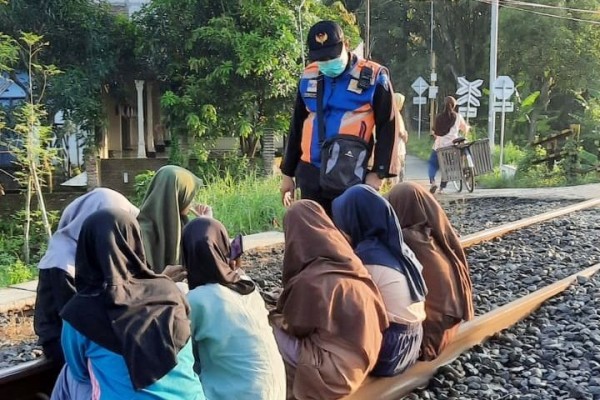 Kecelakaan Tinggi, Warga Ngabuburit Rel KA Didenda Rp15 Juta