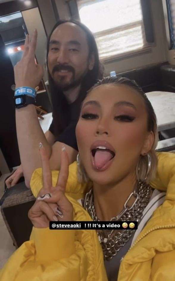 10 Potret Konser Agnez Mo di Miami Amerika, Duet Bareng Steve Aoki