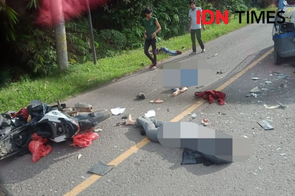 Pick Up Tabrak Pengendara Motor Bonceng 3 di Jalintim Sumsel