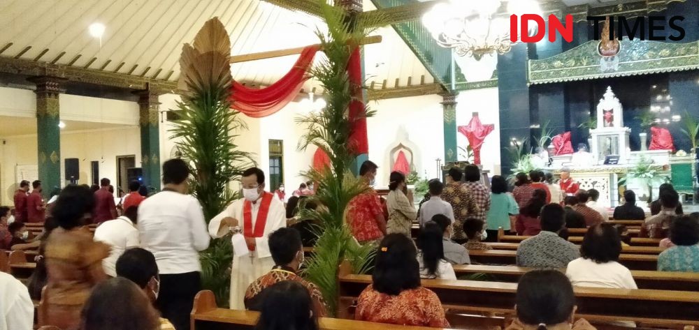 Ratusan Umat Katolik Ikuti Misa Minggu Palma di Gereja HKTY Ganjuran