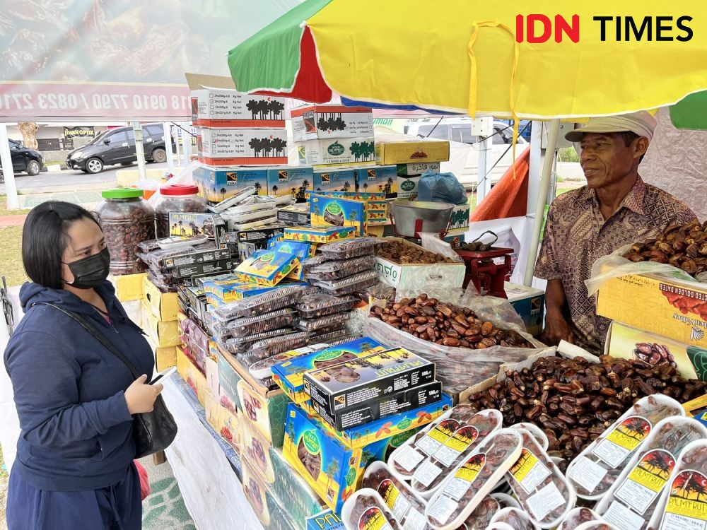 7 Potret Pasar Jajanan Semarangan di Alun-Alun Kauman, Ngabuburit Time