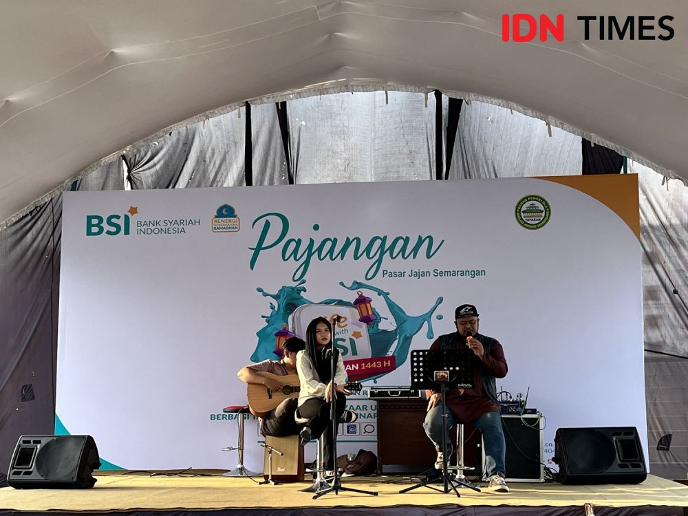 7 Potret Pasar Jajanan Semarangan di Alun-Alun Kauman, Ngabuburit Time