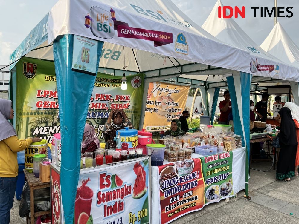7 Potret Pasar Jajanan Semarangan di Alun-Alun Kauman, Ngabuburit Time