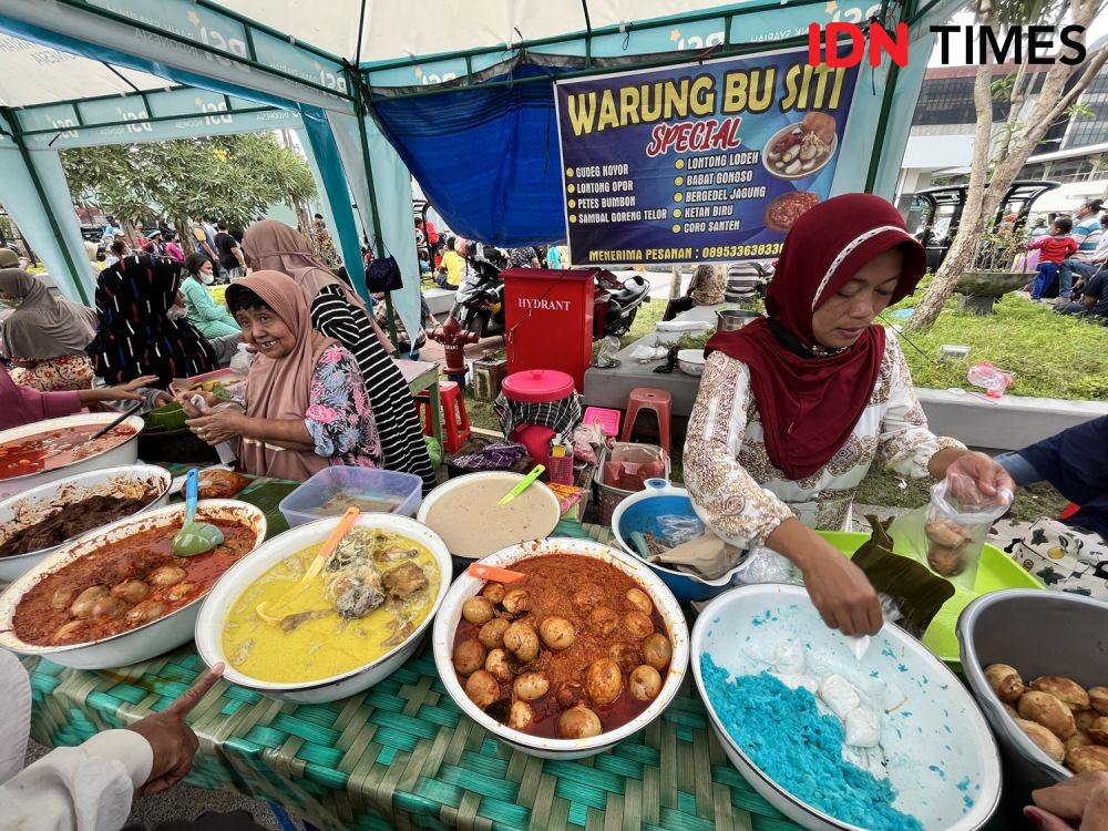 7 Potret Pasar Jajanan Semarangan di Alun-Alun Kauman, Ngabuburit Time