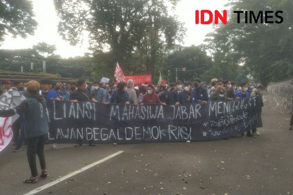 Tolak Tiga Periode, Aliansi Mahasiswa Jabar Penuhi Gedung Sate