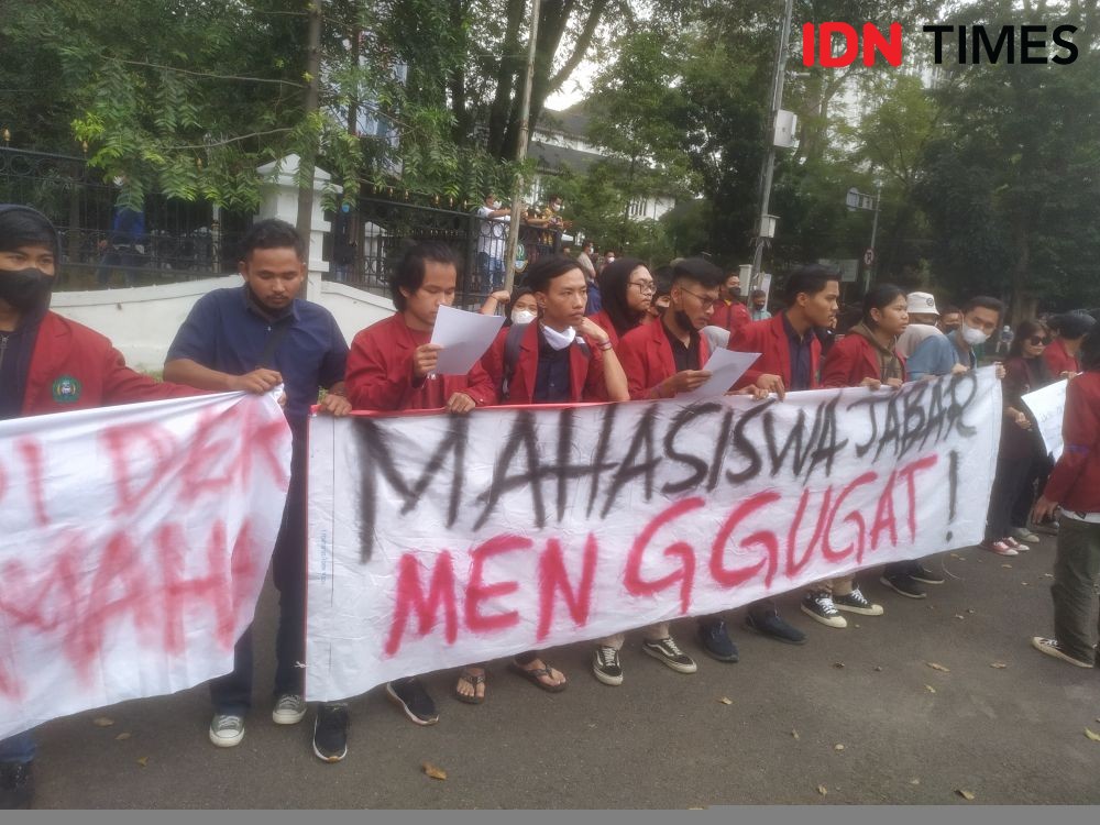 Tolak Tiga Periode, Aliansi Mahasiswa Jabar Penuhi Gedung Sate