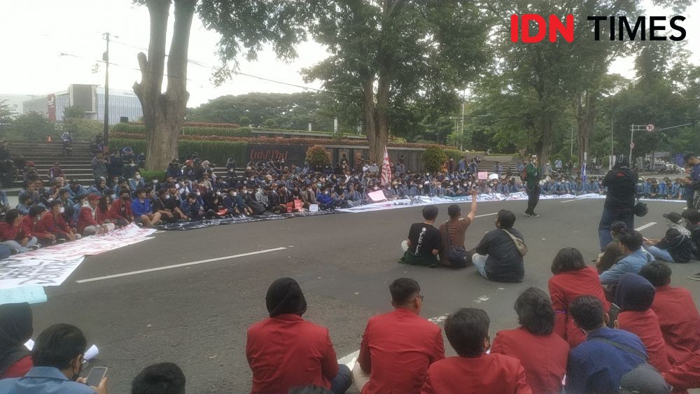 Tolak Tiga Periode, Aliansi Mahasiswa Jabar Penuhi Gedung Sate