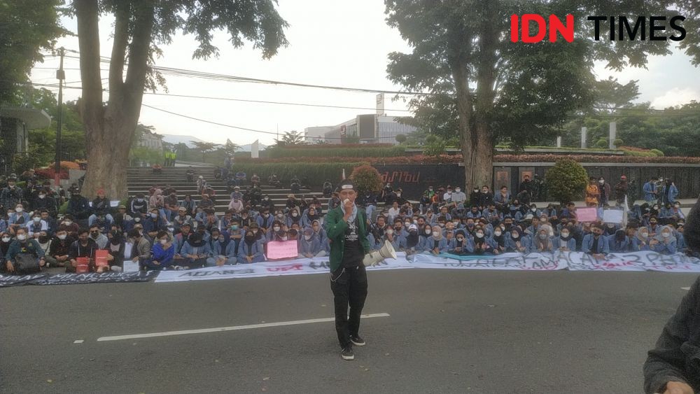 Tolak Tiga Periode, Aliansi Mahasiswa Jabar Penuhi Gedung Sate