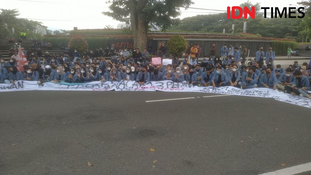 Tolak Tiga Periode, Aliansi Mahasiswa Jabar Penuhi Gedung Sate