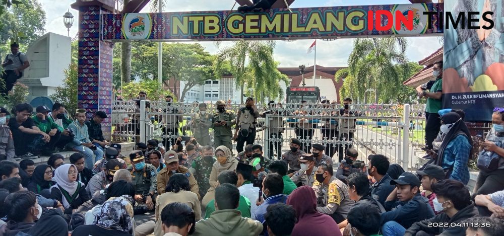 Demo Tolak Presiden 3 Periode di Kantor DPRD NTB Nyaris Ricuh 
