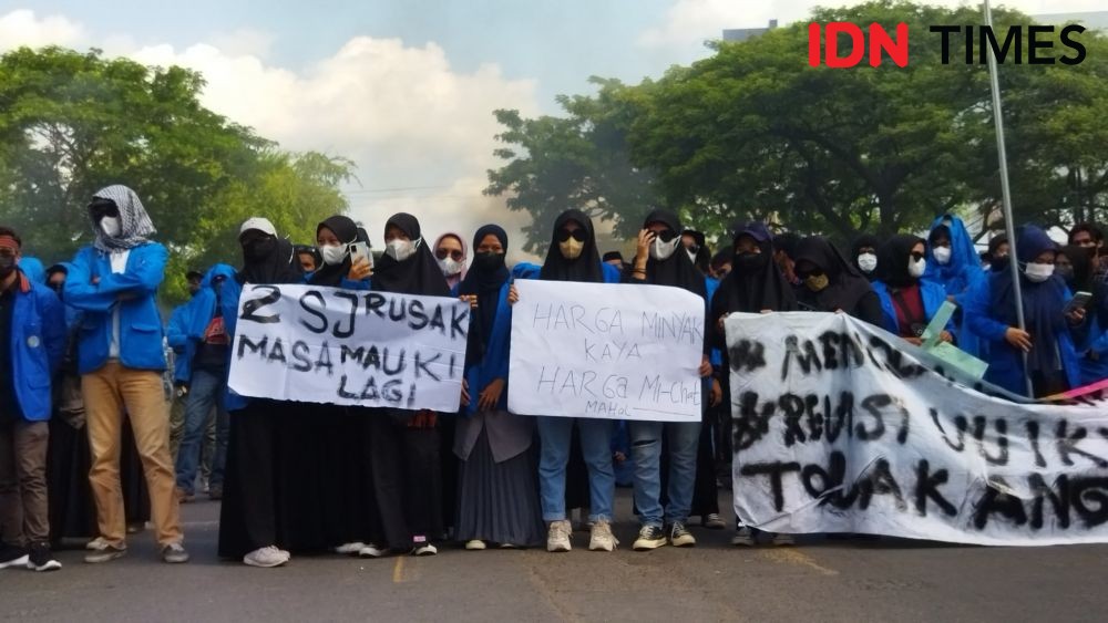 Demo 11 April, Mahasiswa Unismuh Tutup Penuh Jalan 