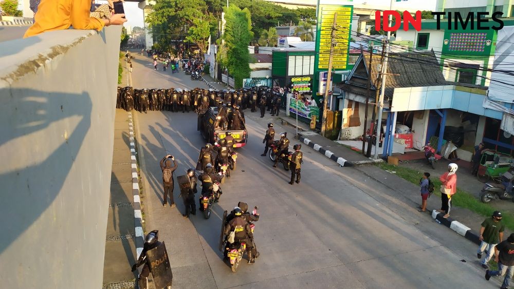 Tutup Dua Jalan Utama, Demonstran di Makassar Dibubarkan Gas Air Mata