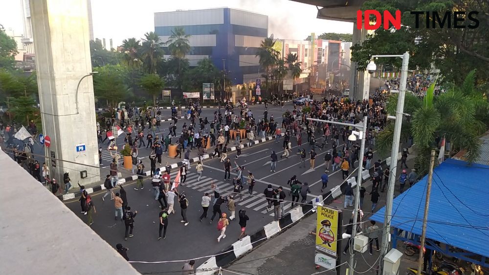 Tutup Dua Jalan Utama, Demonstran di Makassar Dibubarkan Gas Air Mata