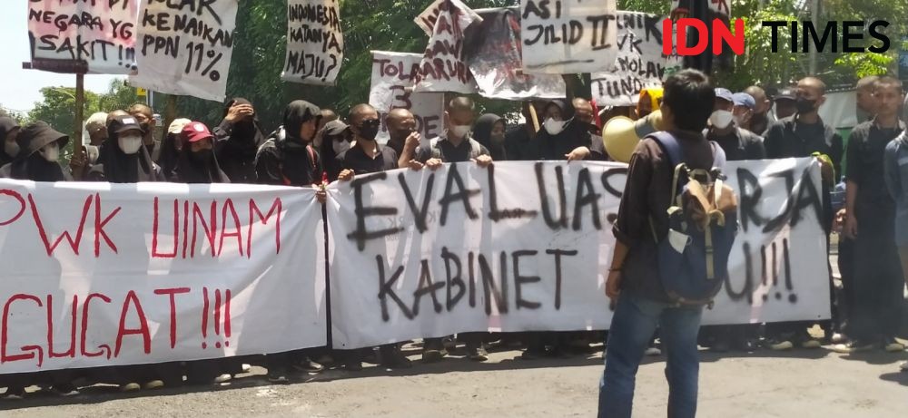 Demo di Depan Kampus UIN Alauddin, Mahasiswa Tutup Jalan