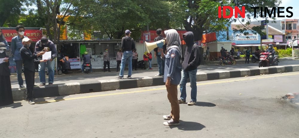Demo di Depan Kampus UIN Alauddin, Mahasiswa Tutup Jalan