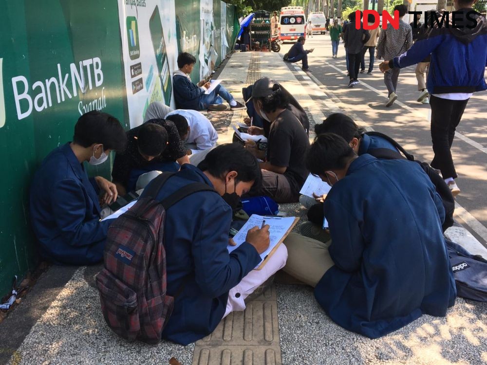 Mahasiswa Unram Rela UTS di Jalan saat Demo Tolak Presiden 3 Periode