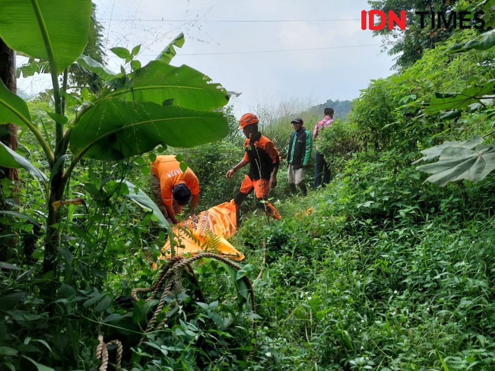 Mayat Perempuan Tanpa Busana Ditemukan Mengambang di Sungai Citarum