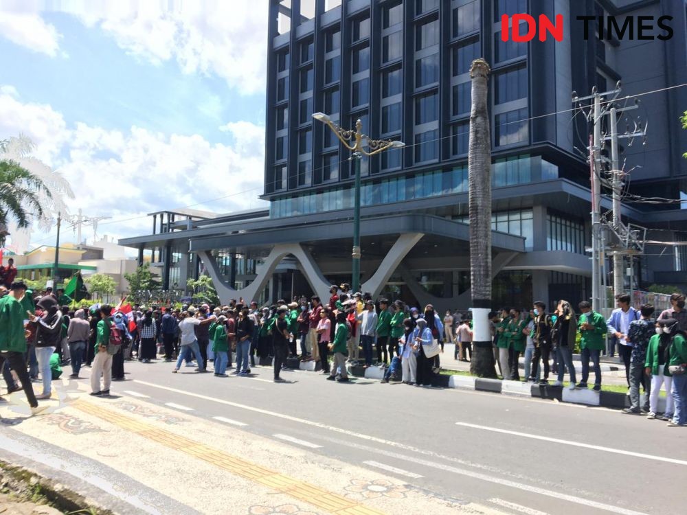Mahasiswa Unram Rela UTS di Jalan saat Demo Tolak Presiden 3 Periode